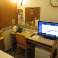 ベッドの横にあるテレビや机です。必要なものは全てあります。