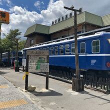 店前には2両の静態保存車両