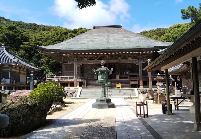 亜熱帯性の植物に囲まれたお寺