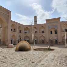 中庭に下に続く階段があります