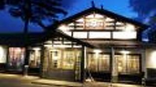 古民家風の居酒屋のようなお店で内装も落ち着ける雰囲気でした。この店の看板メニューの「安藤さんちの味噌ピザ」は評判通り絶品でした。