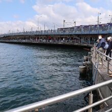 旧市街地のエミノニュ桟橋から見たガラタ橋全景