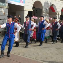 民族衣装を身に着けてフォークダンスを楽しんでいます。