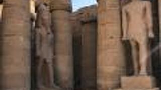 カルナック神殿と併せて訪れてください