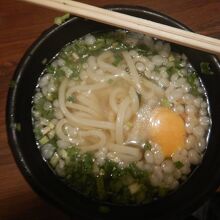 無料のうどん（卵は自前）