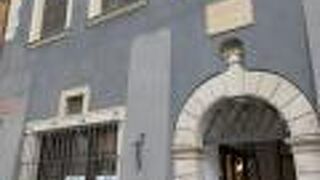 入口はとても小さいのですが、広場の北側の灰色の建物を探せば、比較的見つけやすいです