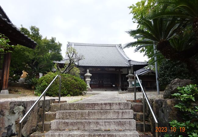 能古博物館から自転車に乗って、どんどん坂道を降りていくとお寺がありました。