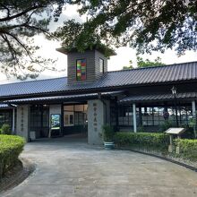 正面時計台は修復によってステンドグラスになったようです