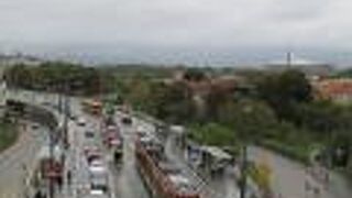 黄色と赤のかわいらしい車両に乗り、車窓の風景を眺めながらのワルシャワ散策を楽しみました。