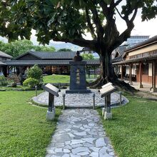 時計台をくぐると中庭、周辺には所長室・会計室等が囲みます