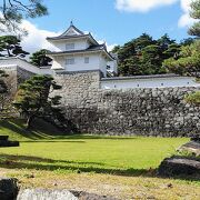 天守台からの絶景眺望に、紅葉の始まった美しい二本松城