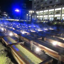 源泉の温度が高いため木桶で冷ます必要があるほど