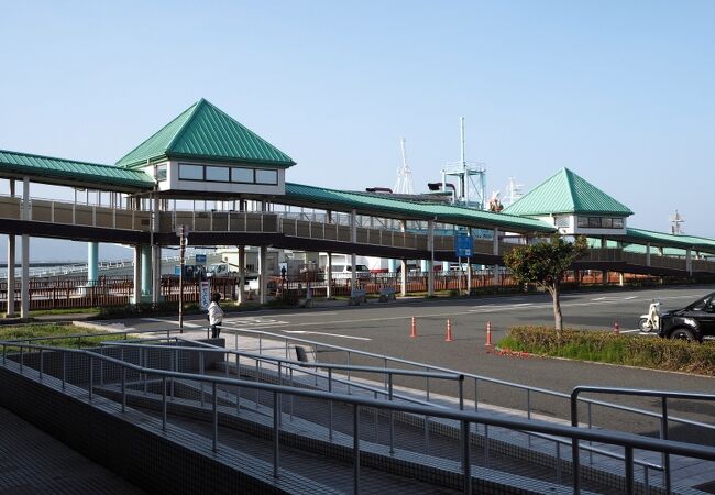 有明海に浮かぶ人工島にある熊本港フェリーターミナル