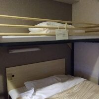 シングルベッド上のロフトベッド