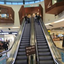 ラウンジへ向かう 専用エスカレーター