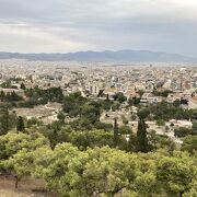 アクロポリスや古代アゴラを一望できます