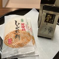 部屋には2種類のお菓子のおもてなし