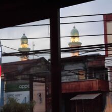 窓越しに見たモスク