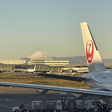 鶴のマークに富士山。日本らしい絵面です。
