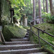 石段が狭くなる場所も