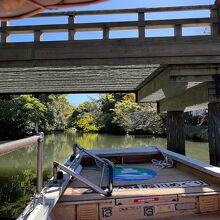 屋根を下げて橋をくぐる。