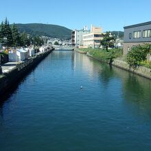 青い水面が美しい