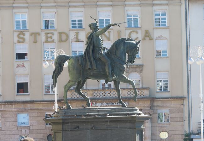 イェラチッチ総督の騎馬像