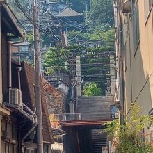 商店街から見た千光寺