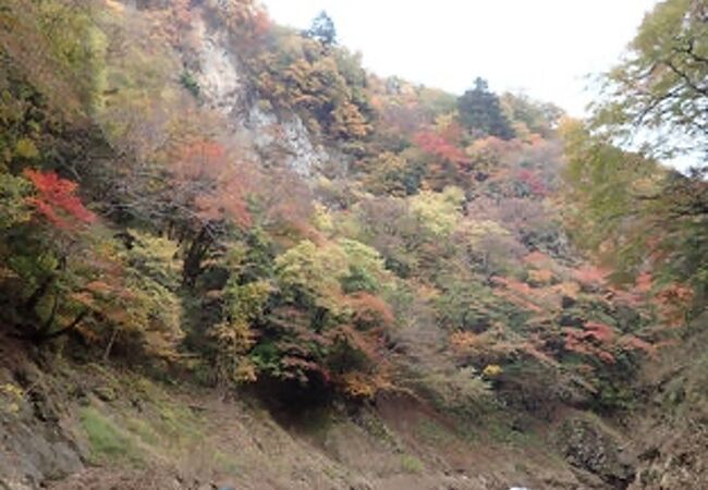 猿ヶ京温泉のアウトドア-カヤックで駒形峡谷の絶景紅葉を楽しむ