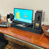 荷物預かり用の伝票はセルフで入力。現金支払いが作動せずカード