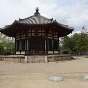 興福寺最古の建物の一つ。平城京を一望にできる場所に建っている