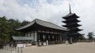 奈良時代の印象を色濃く残す建物