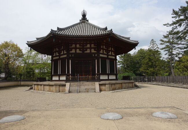 興福寺最古の建物の一つ。平城京を一望にできる場所に建っている