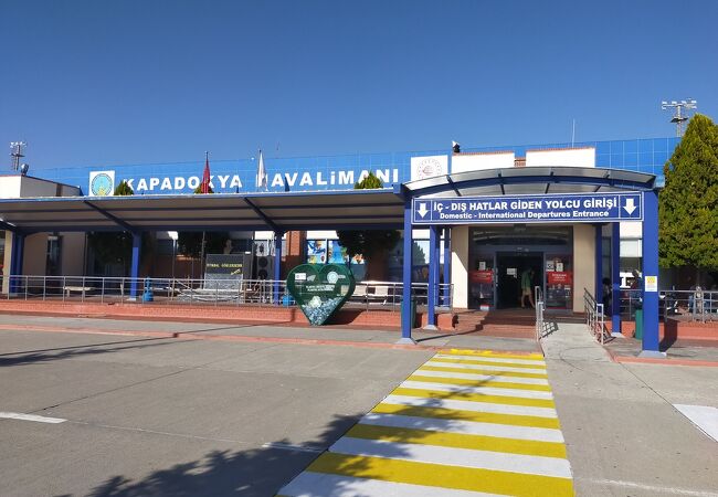 ネヴシェヒル空港 (NAV)
