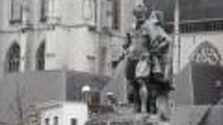 ルーベンスの像が在る広場