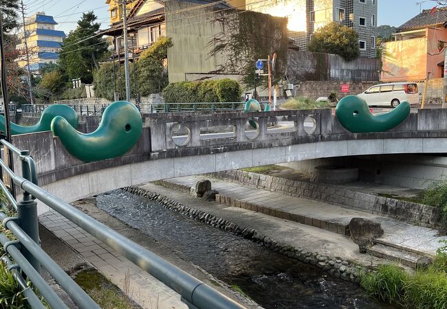 勾玉のオブジェが飾られている橋