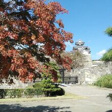 紅葉に三重櫓の小峰城