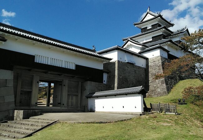 秋は紅葉、春は桜が美しい東北の玄関のお城