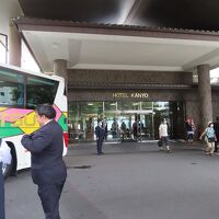 ホテルの玄関前　語り部ツアーのバスに乗る人であふれている