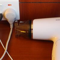 コンセント。一番左のは全部持参。右は備え付けのドライヤー