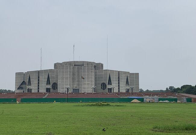 バングラデシュ国会議事堂 (ジャティヨ ションショッド)