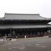 とにかく大きいお寺。京都駅から徒歩圏。