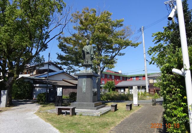 柳川の街を散策している途中で見かけた石造です。