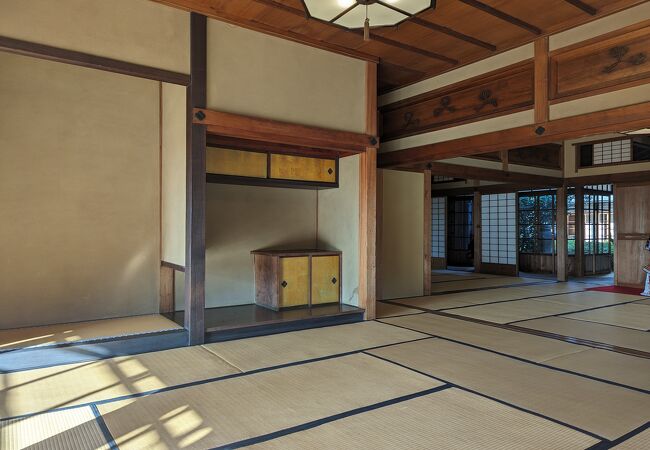 A rare sightseeing spot where visitors can see the inside of an upper class residence from the Meiji period