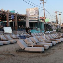 10月中旬はオフシーズンの始まりで夕暮れのビーチは閑散。