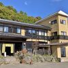 高湯温泉独特の乳白色の湯で満たされた　細長い大きな露天風呂