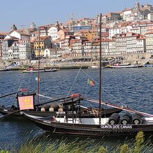 ワイン 運搬船と 対岸の リベイラ地区