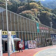 広い敷地のお土産物屋さん