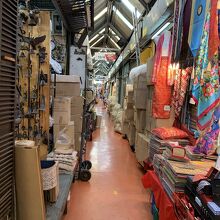 迷路のような細い路地