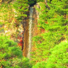 亀鶴の滝　横山大観の那智乃瀧をイメージした人工滝